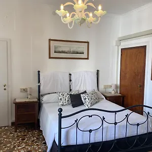  Bed and breakfast Al Teatro With Canal View Italia